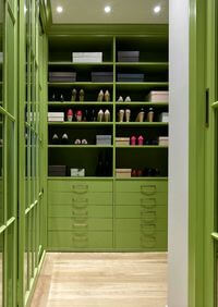 Г-образная гардеробная комната в зеленом цвете Усолье-Сибирское